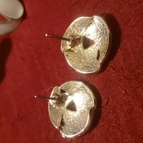 Enamel & rich gold tone pierced earrings. Vintage . 2 pairs - Picture 2 of 8